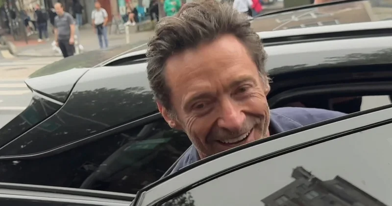 Hayranlarının ilgisinden bunalan Hugh Jackman yoldan geçen bir otomobile binip kaçtı