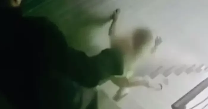 Acımasız baba gözaltına alındı! Küçük kızına tekme atıp merdivenden yuvarladı