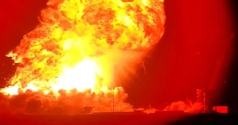 SpaceX şirketinin Starship roketi, deneme uçuşu öncesinde patladı