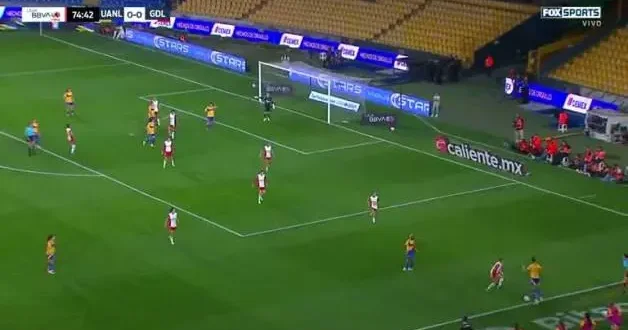Kadın futbolcudan inanılmaz gol! Akrep vuruşuyla kaleciyi avladı
