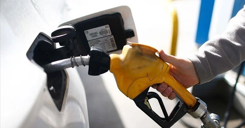 Benzin ve motorine zam geldi: Litre fiyatı 50 lirayı aştı