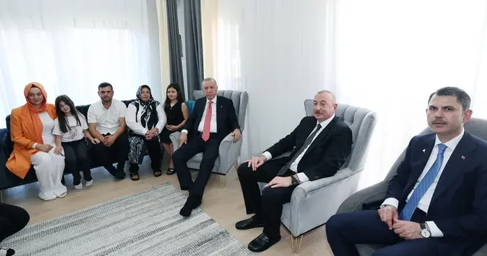 Cumhurbaşkanı Erdoğan ve Aliyev deprem bölgesinde! Bakan Kurum o anları böyle paylaştı: Bu güzel mahallede artık sadece sevinç var