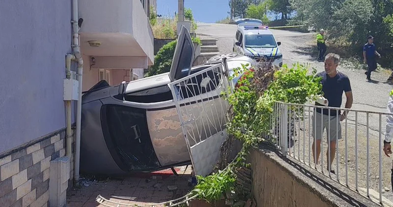 Rampa aşağı kayıp ağaca çarpan otomobil apartman girişinde devrildi: 5 yaralı