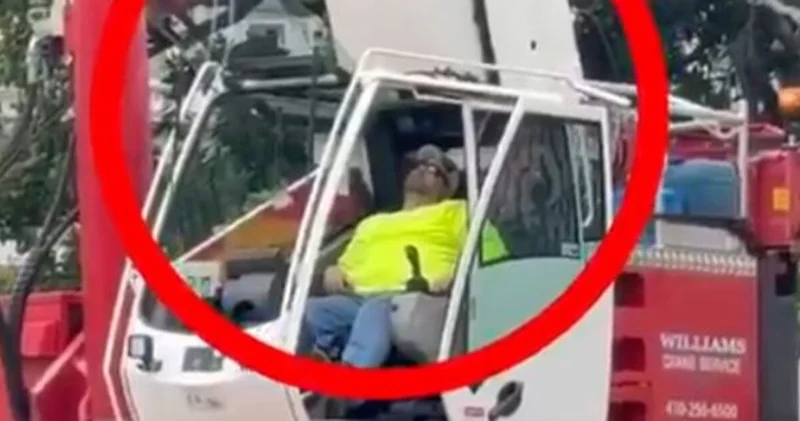 ABD Başkanı Trump işçilerle fotoğraf çektirirken vinç operatörünün uyukladığı görüldü