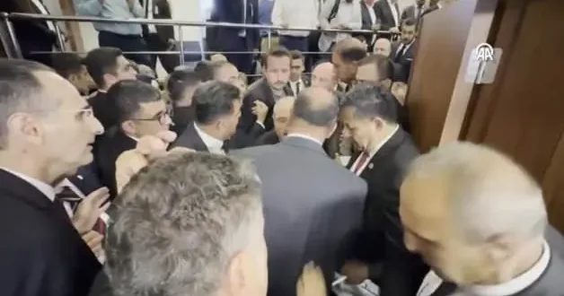 CHP li Orhan Sarıbal, Mustafa Varank ın önünü kesti