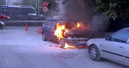 Avcılar da park halindeki otomobil alev aldı