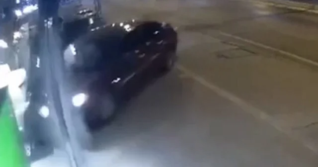 İstanbul da kaza yapan iki otomobilden biri iş yerine girdi VİDEO İZLE