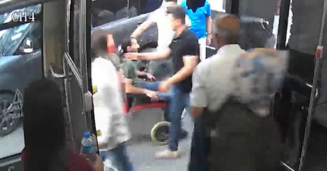 Sara nöbeti geçiren yolcuyu güzergah dışına çıkarak hastaneye ulaştırdı VİDEO İZLE