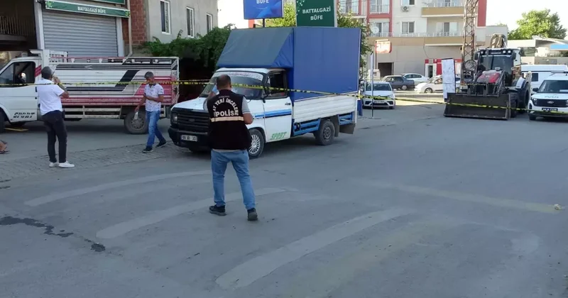 Sokak ortasında birbirlerine kurşun yağdırdılar: 2 yaralı