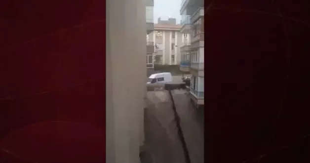 Sel suları evin duvarını patlattı!