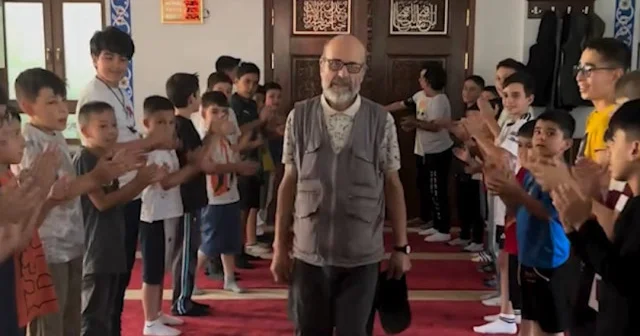 Kayseri’de camiyi gönüllü temizleyen yaşlı adama kuran kursu öğrencilerinden minnet gösterisi VİDEO İZLE
