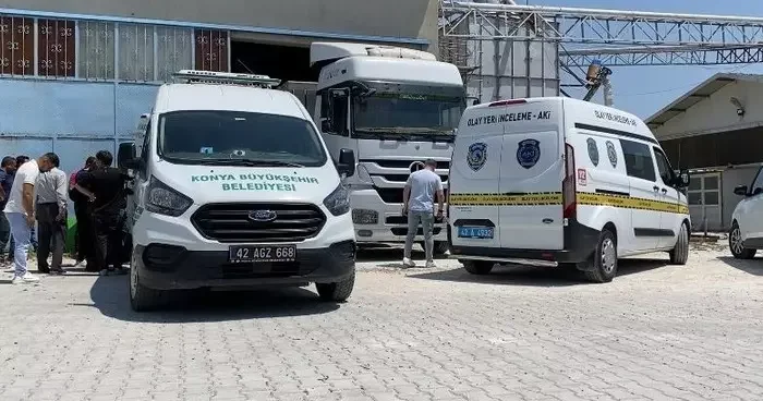 Tırdan boşaltılan yemlerin altında kalarak hayatını kaybetti