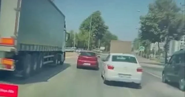 Bursa da TIR ın kör noktasında kalan otomobil kullanılmaz hale geldi VİDEO İZLE
