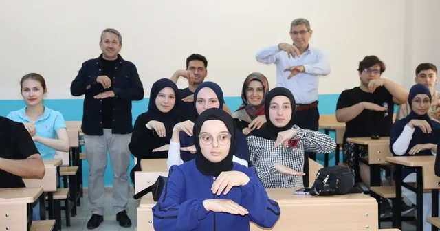Amasya da halk eğitimi merkezindeki kursta işaret dili kamyon arkası yazılarıyla öğretiliyor Amasya Haberleri