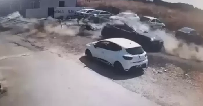 Kule vinç böyle devrildi, sahada çalışan Suriyeliler savaş çıktı zannetti