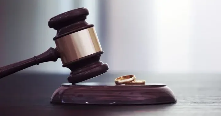 Yargıtay dan dikkat çeken boşanma kararı Eve sürekli misafir çağıran kadın ile eşine çok yiyorsun diyerek hakaret eden erkek eşit kusurlu sayıldı