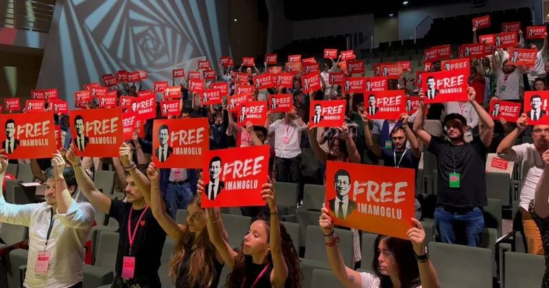 Genç Avrupalı Sosyalistler Kongresi nde Free İmamoğlu dövizleri