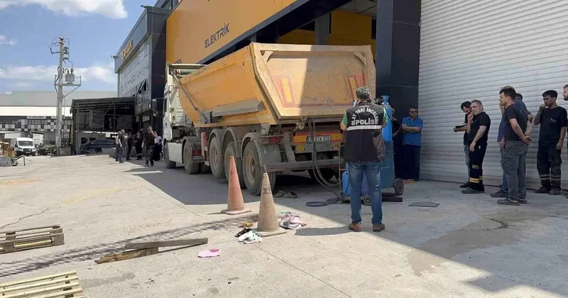 Kocaeli de Tır Şoförü Kapak Altında Kaldı