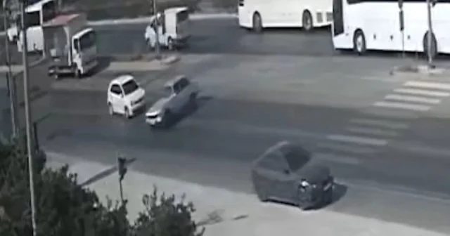 Manavgat ta otomobilin U dönüşü sonrası kaza anı kamerada VİDEO İZLE