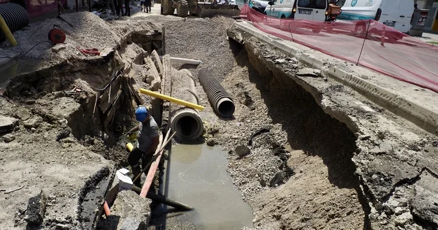 İzmir de doğal gaz borusunda meydana gelen patlama trafiği aksatıyor İzmir Haberleri