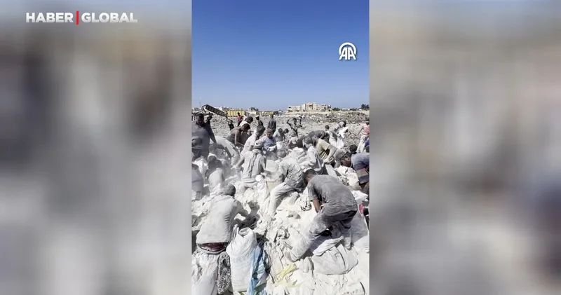 Gazze de kıtlık derinleşiyor: Filistinliler yere saçılan unları böyle topladı