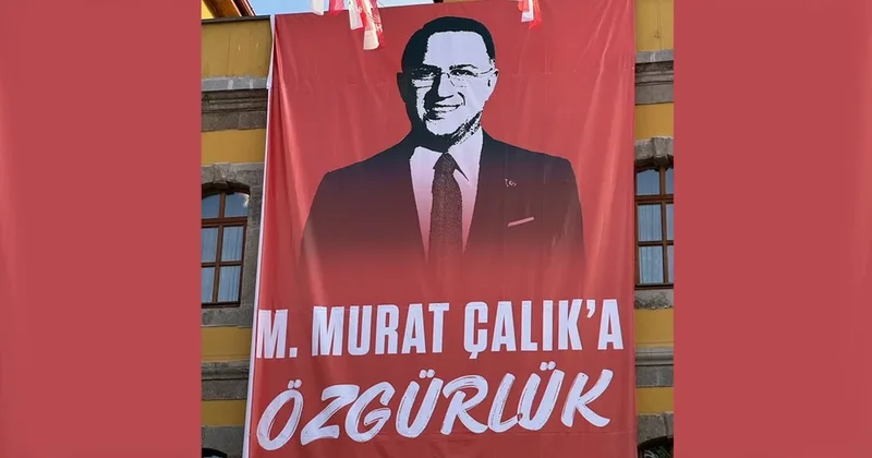 Trabzon mitinginin yapılacağı meydanda dikkat çeken afiş Sözcü Gazetesi