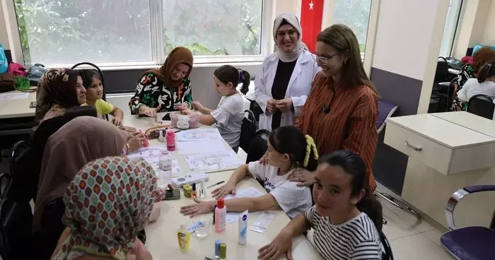 Başkan Vekili Abiş, anne çocuk atölyelerinde miniklerin yetenekleri takip etti