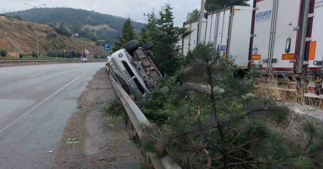 Hurdaya dönen araçtaki 4 kişi emniyet kemeri sayesinde kazayı yara almadan atlattı VİDEO İZLE