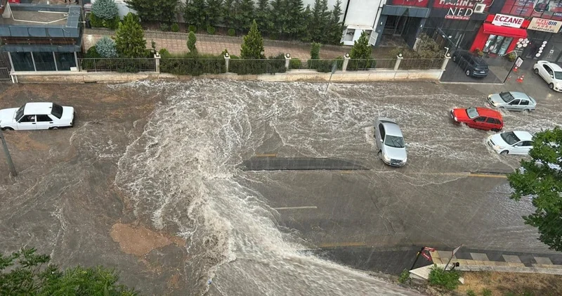 Ankara da etkili olan sağanak sonrası bin 402 noktaya müdahale edildi