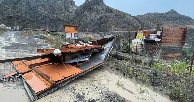 Artvin de fırtına; çatılar uçtu, masalar savruldu Artvin Haberleri