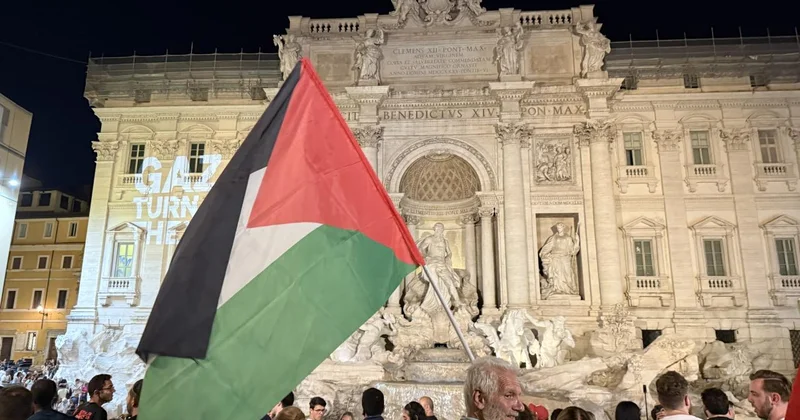 Tarihi Trevi Çeşmesi nin ışıkları Gazze için söndürüldü