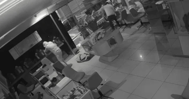 Fatih’te şüpheliler kuyumcudan 600 bin dolar değerinde ziynet eşyası çaldı: O anlar kamerada VİDEO İZLE
