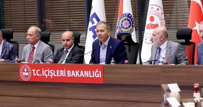 İçişleri Bakanlığı ve 30 Büyükşehir Belediyesi arasında toplantı: Trafik hız levhaları ve sokak hayvanları masadaydı