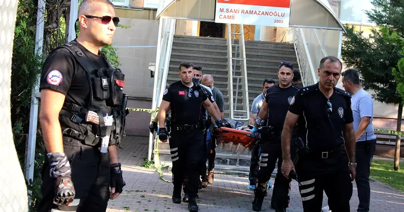 Camide vahşet: Namaz kılarken boğazından bıçaklanarak öldürüldü