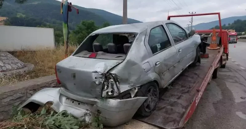 Emniyet kemeri taktılar, hurdaya dönen otomobilden yara almadan kurtuldular
