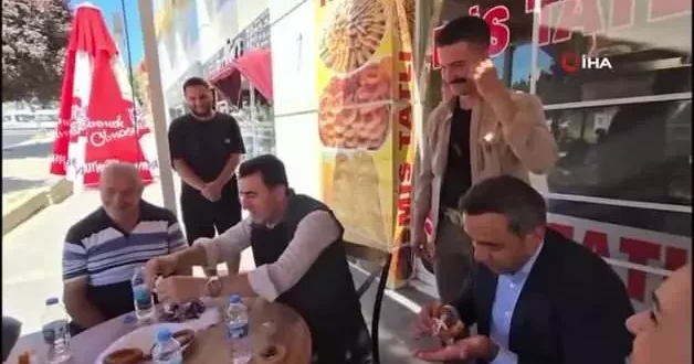 Tunceli Valisi Aygöl den çiğ köfte vermeyi unuttuğu korumasına tatlı ikramı