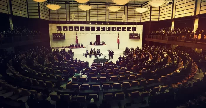 Zeytinlik yasasında 8 madde kabul edildi! 14.5 saat sürdü... Kürsü işgali ve arbede yaşandı