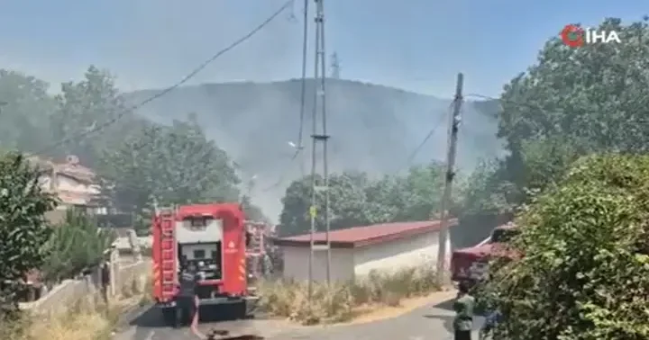 Son dakika... Sultangazi’de korkutan yangın: Otluk alanda çıkan yangın gecekondulara sıçradı