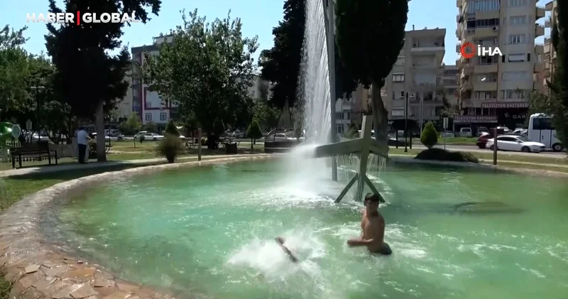 Çocuklar sıcak havada süs havuzunda serinledi