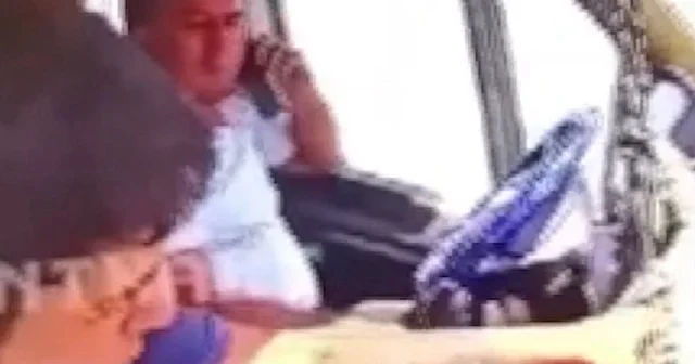 Kırmızı ışıkta şoke eden hırsızlık: Minibüste kapkaç kamerada VİDEO İZLE