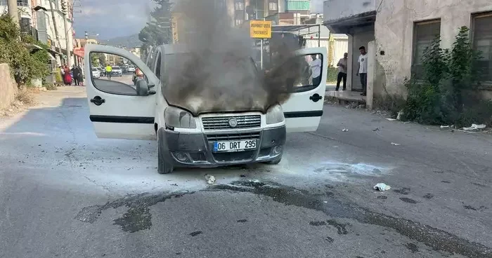 Osmaniye’de hafif ticari araç alev alev yandı