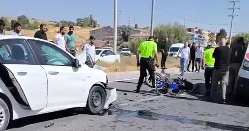Otomobilin çarptığı motosikletteki baba oğul öldü