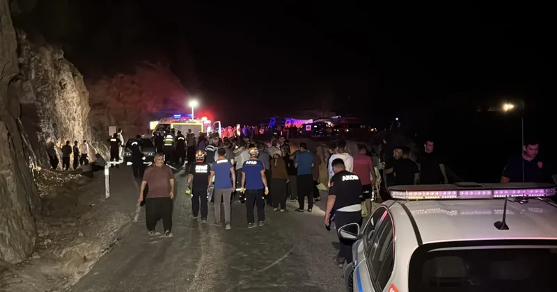 Kontrolden çıkan otomobil 70 metre yüksekten yuvarlandı: 1 i çocuk 5 kişi öldü Sözcü Gazetesi