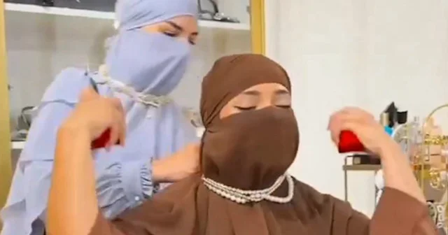 Sosyal medya fenomeni Özlem Öz umre için sipariş ettiği tesettür ürünlerini şov malzemesine çevirdi VİDEO İZLE
