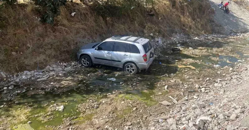 Çocuklar tarafından el freni indirilen araç dereye uçtu