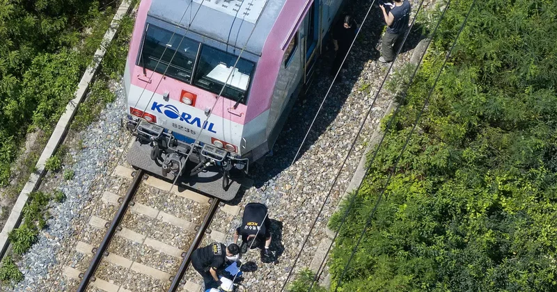 Güney Kore de feci kaza... Tren ray kenarında çalışan işçilere çarptı!