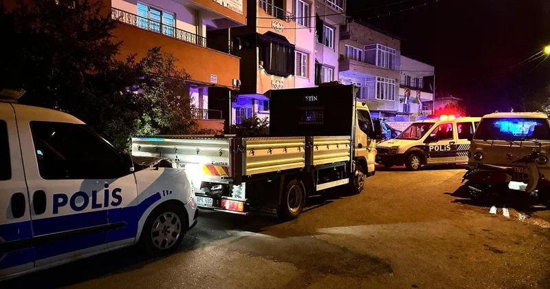 Dur ihtarına uymayan sürücü, kamyonetle polis aracına çarptı