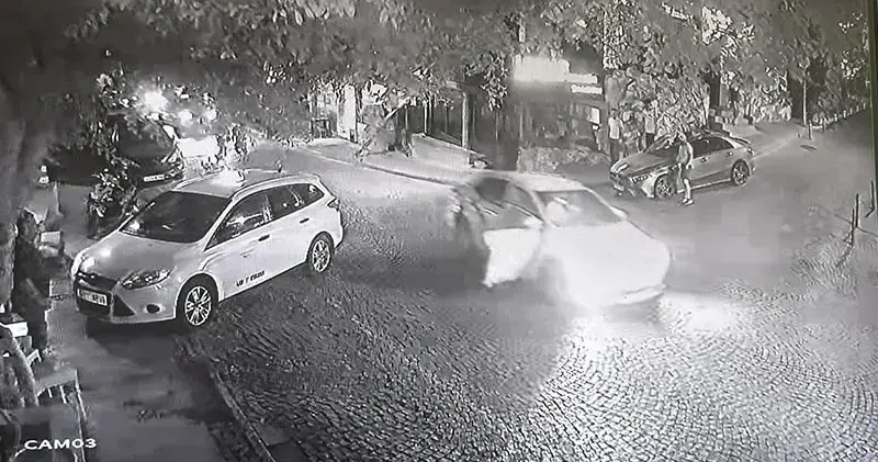 Ehliyetsiz ve alkollü sürücü, otomobille kaldırıma ve araçlara çarptı; kaza kamerada