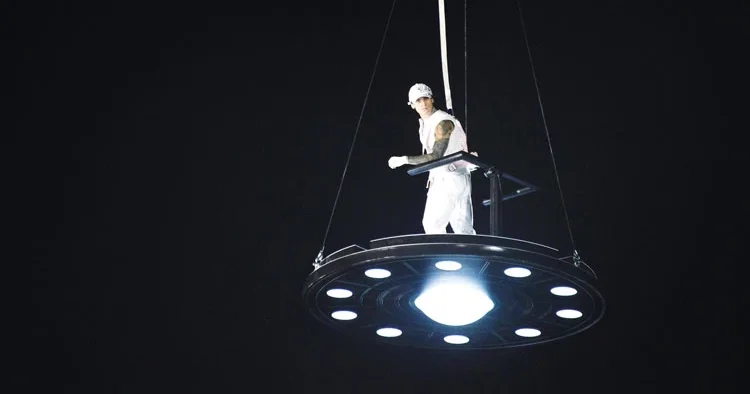 Sahneye UFO’yla indi