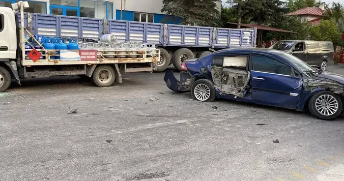 Bolu’da facianın eşiğinden dönüldü! Tüp yüklü kamyon kazaya karıştı